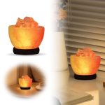 Lampada di sale rosa dell'Himalaya con base nera, ideale come decorazione e fonte di luce rilassante, crea un'atmosfera calda e accogliente in ogni stanza.