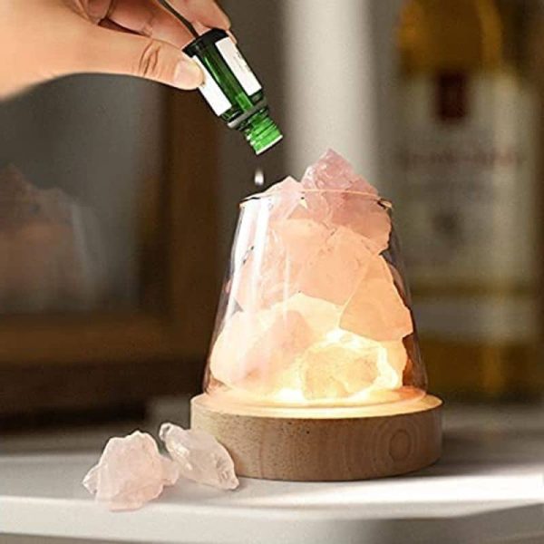 Sale rosa dell'Himalaya con lampada di sale e olio essenziale, decorazione naturale e rilassante per ambienti domestici.