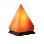 Lampada a piramide di sale rosa dell'Himalaya, ideale come decorazione e fonte di benessere, con base in legno naturale.