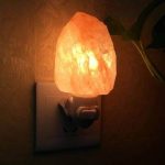 Lampada da notte in sale rosa dell'Himalaya che emette una luce calda e rilassante.