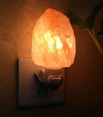 Lampada da notte in sale rosa dell'Himalaya che emette una luce calda e rilassante.