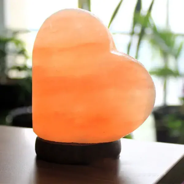 Lampada a forma di cuore in sale rosa, ideale come decorazione originale e rilassante.