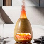 Diffusore di aromi con fiamma e vapori colorati, ideale come decorazione scientifica e oggetto di design per ambienti moderni.