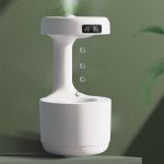 Orologio da tavolo digitale con display LED, design minimalista bianco, ideale per ambienti scientifici o studi, con orario visualizzato chiaramente.