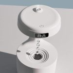 Orologio da tavolo moderno con funzione di proiettore e display digitale, ideale come decorazione scientifica e oggetto di design per ambienti innovativi.
