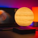 Palla luminosa decorativa a forma di pianeta, ideale come oggetto di arredamento scientifico e decorativo, con luce calda e atmosfera suggestiva.