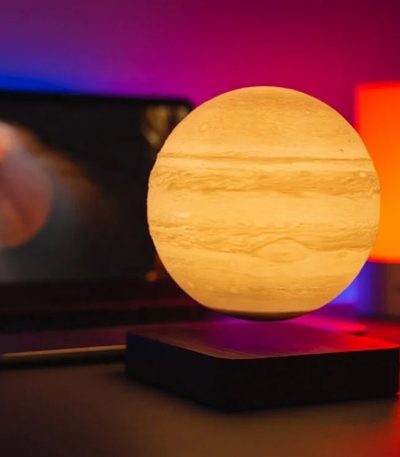 Palla luminosa decorativa a forma di pianeta, ideale come oggetto di arredamento scientifico e decorativo, con luce calda e atmosfera suggestiva.