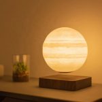 Lampada a sfera in pietra naturale con base in legno, illuminazione calda e rilassante, perfetta come decorazione scientifica e oggetto di design per ambienti moderni.