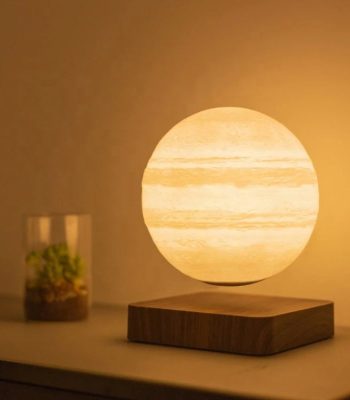 Lampada a sfera in pietra naturale con base in legno, illuminazione calda e rilassante, perfetta come decorazione scientifica e oggetto di design per ambienti moderni.