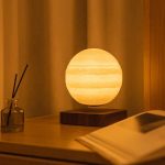Luce da tavolo a sfera in stile scientifico con effetto luminoso caldo, ideale come decorazione originale e funzionale per ambienti moderni e studi scientifici.