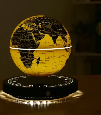 Mappamondo luminoso con base scientifica che mostra le principali regioni del mondo, illuminato in modo caldo e dettagliato, ideale come decorazione educativa o da studio.