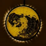 Mappamondo scientifico illuminato con dettagli geografici e latitudini, perfetto come decorazione educativa e da studio.