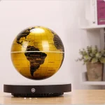 Mappamondo scientifico con continenti dorati e base nera, ideale come decorazione educativa e da studio. Perfetto per appassionati di geografia e scienza.