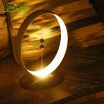Lampada decorativa a forma di luna con orologio, perfetta come oggetto scientifico e decorativo per ambienti moderni e studi di scienza.