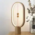 Pendo di Newton moderno con due sfere di legno che oscillano, decorazione scientifica elegante e minimalista.