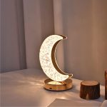 Luce notturna a forma di luna con dettagli cristallini, perfetta come decorazione scientifica e oggetto di design per ambienti moderni e accoglienti.