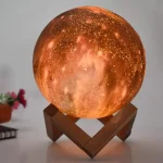 Lampada Luna 3D luminosa con dettagli realistici, perfetta come decorazione scientifica o luce notturna, su base in legno elegante.