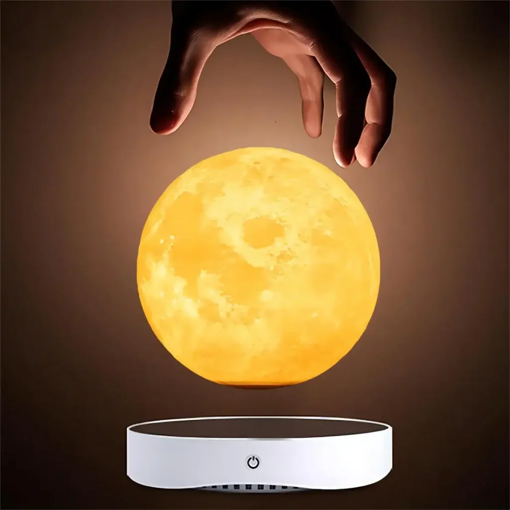 Lampada a forma di luna che si accende come una vera luna, perfetta come decorazione scientifica e oggetto di design.