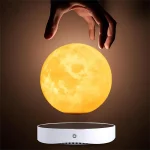 Lampada a forma di luna che si accende come una vera luna, perfetta come decorazione scientifica e oggetto di design.