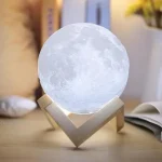 Lampada decorativa a forma di luna 3D con base in legno, perfetta come luce notturna o elemento decorativo ispirato allo spazio.