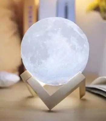 Lampada decorativa a forma di luna 3D con base in legno, perfetta come luce notturna o elemento decorativo ispirato allo spazio.