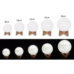Palla luminosa Luna in diverse dimensioni con supporto in legno, ideale come decorazione scientifica o per ambienti educativi, con dimensioni che variano da 8 cm a 18 cm.