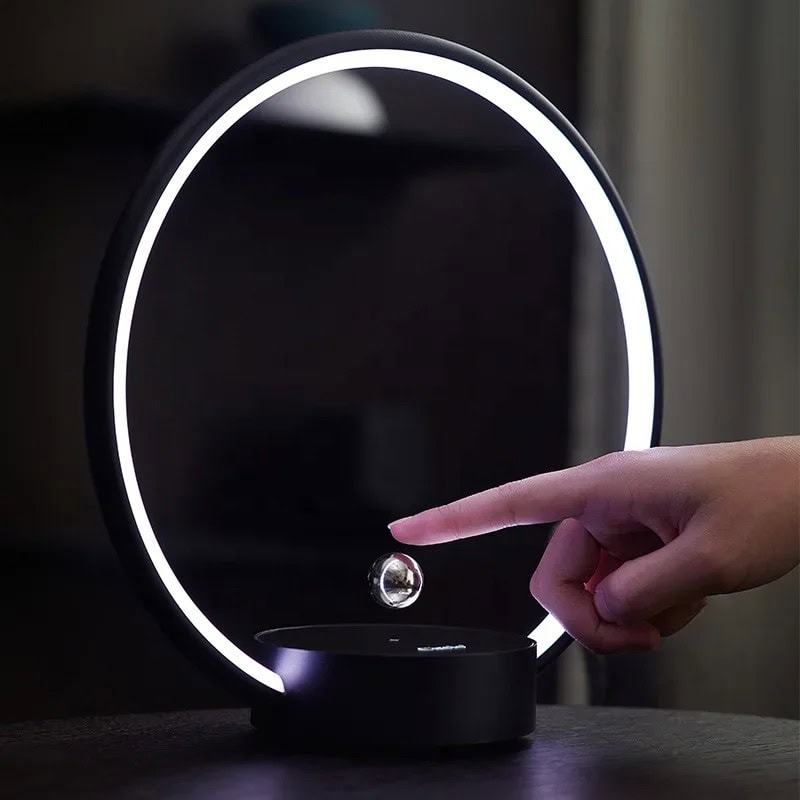 Luce LED decorativa con sfera galleggiante Lampada decorativa con anello luminoso LED e sfera galleggiante, perfetta come oggetto di design e decorazione scientifica moderna.