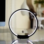 Anello luminoso decorativo ispirato alla scienza, perfetto come oggetto di design e decorazione moderna. Ideale per appassionati di scienza e tecnologia, aggiunge un tocco innovativo agli ambienti int.