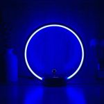 Luce LED circolare blu, decorazione moderna e originale per ambienti scientifici o di design, ideale per creare atmosfere suggestive e innovative.