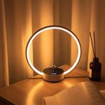 Vaso di luce LED con anello luminoso e diffusore di aromi, perfetto come decorazione scientifica e oggetto di design per ambienti moderni.