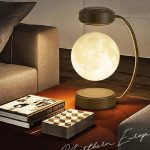 Lampada da tavolo con design innovativo che riproduce la luna piena, perfetta come luce d'atmosfera o decorazione originale.
