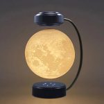 Lampada da tavolo ispirata alla luna, con superficie dettagliata e luce calda, perfetta come decorazione scientifica o oggetto di design innovativo.