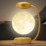 Lampada decorativa a forma di Luna con luce calda, perfetta per ambienti moderni e scientifici, creando un'atmosfera suggestiva e innovativa.