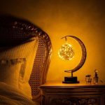 Lampada decorativa con pianeta e luna, ispirata a oggetti scientifici, ideale per arredamento originale e decorazioni a tema spaziale.