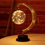 Lampada decorativa con filamenti di luce e sfera di vetro illuminata.