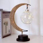 Luce decorativa a forma di luna con luci a LED, perfetta come oggetto di arredamento scientifico e decorativo, ideale per ambienti moderni e studi.