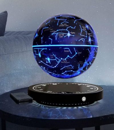 Mappamondo stellare 3D proiettato con costellazioni e stelle luminose, decorazione scientifica innovativa per ambienti domestici e studi.