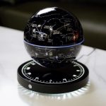 Sfera luminosa con mappa delle costellazioni e pianeti, perfetta come decorazione scientifica e oggetto educativo.