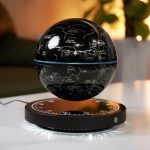 Mappamondo stellare 3D con base luminosa, rappresentazione dettagliata delle costellazioni e delle stelle, perfetto come decorazione scientifica e educativa.