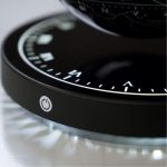 Orologio scientifico moderno con design minimalista e dettagli luminosi, ideale come decorazione scientifica per ambienti educativi o di lavoro.