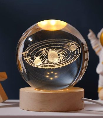 Modello del sistema solare in sfera di cristallo con pianeti e orbite dorate, su base in legno, decorazione scientifica elegante.