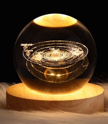Modello in cristallo del sistema solare con pianeti come Mercurio, Venere, Terra, Marte, Giove, Saturno, Urano e Nettuno, illuminato e posizionato su base di legno.