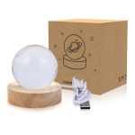 Palla luminosa decorativa con base in legno e cavo USB, ideale come oggetto scientifico e decorativo per ambienti moderni e studi scientifici.