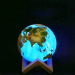 Mappamondo luminoso con continenti illuminati, perfetto come decorazione scientifica e oggetto educativo, che brilla al buio evidenziando le mappe del mondo.