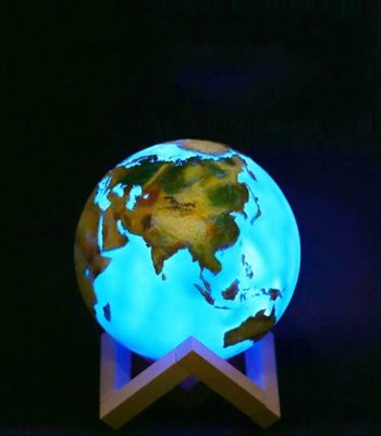 Mappamondo luminoso con continenti illuminati, perfetto come decorazione scientifica e oggetto educativo, che brilla al buio evidenziando le mappe del mondo.