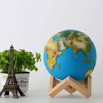Terra in miniatura con supporto in legno, decorazione scientifica e oggetto di studio.