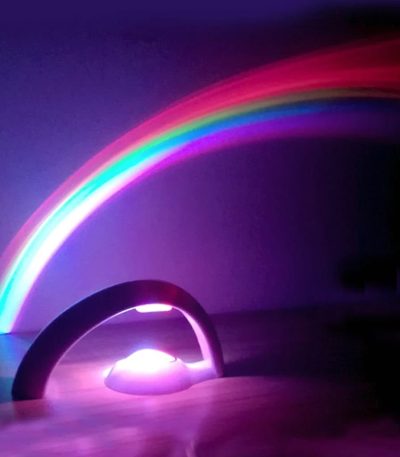 Arcobaleno luminoso con arco in metallo e luce LED, decorazione scientifica colorata e moderna per ambienti interni.