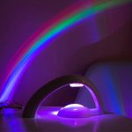 Arcobaleno di luci colorate con lampada scientifica in un ambiente futuristico.