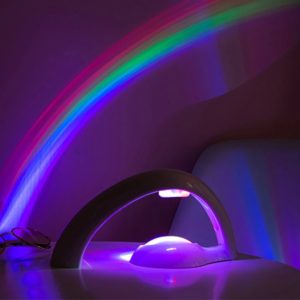 Arcobaleno di luci colorate con lampada scientifica in un ambiente futuristico.