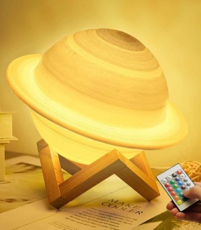 Saturno in legno con luci LED e telecomando, decorazione scientifica ispirata al pianeta, perfetta per appassionati di astronomia e arredamento originale.